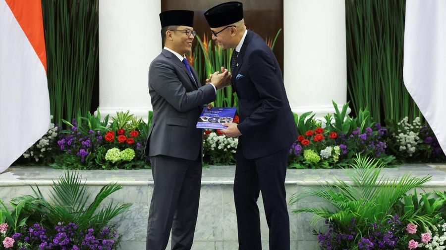 Menteri Luar Negeri Indonesia yang baru dilantik, Arrmanatha Nasir dan mantan Menteri Luar Negeri sekaligus Menteri Koordinator Bidang Pembangunan Manusia dan Kebudayaan, Sugiono saat upacara serah terima jabatan di Jakarta, Senin (12/10/2026). (REUTERS/Ajeng Dinar Ulfiana)