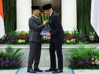 Momen Pelukan Hangat Arrmanatha Nasir & Sugiono Saat Sertijab Menlu