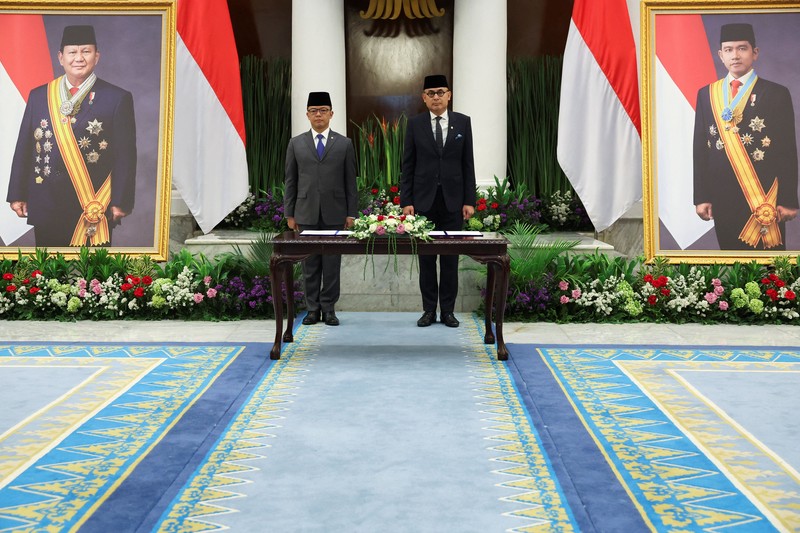 Menteri Luar Negeri Indonesia yang baru dilantik, Arrmanatha Nasir dan mantan Menteri Luar Negeri sekaligus Menteri Koordinator Bidang Pembangunan Manusia dan Kebudayaan, Sugiono saat upacara serah terima jabatan di Jakarta, Senin (12/10/2026). (REUTERS/Ajeng Dinar Ulfiana)