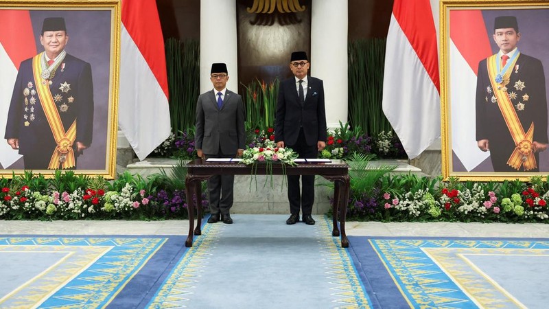 Menteri Luar Negeri Indonesia yang baru dilantik, Arrmanatha Nasir dan mantan Menteri Luar Negeri sekaligus Menteri Koordinator Bidang Pembangunan Manusia dan Kebudayaan, Sugiono saat upacara serah terima jabatan di Jakarta, Senin (12/10/2026). (REUTERS/Ajeng Dinar Ulfiana)