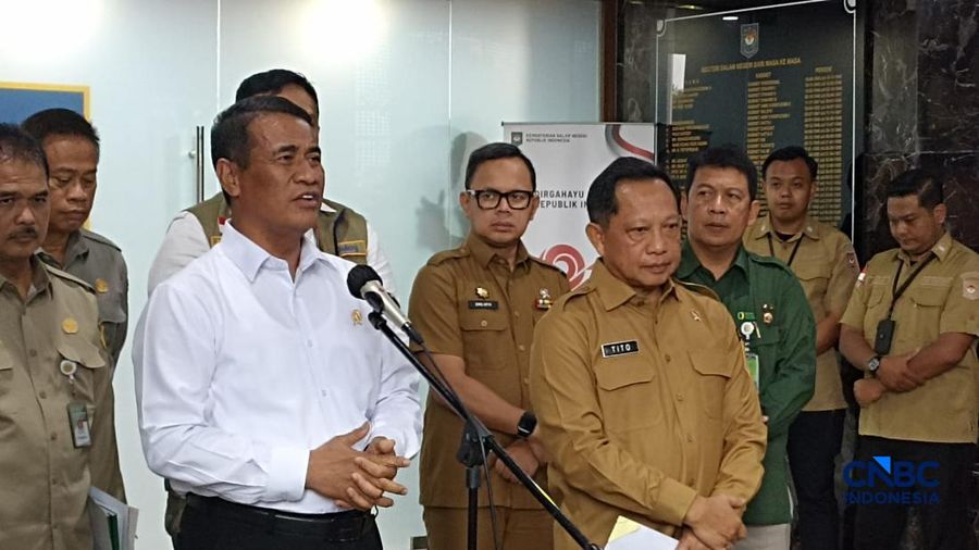 Menteri Pertanian Andi Amran Sulaiman dan Menteri Dalam Negeri Tito Karnavian menandatangani Surat Edaran bersama tentang pengelolaan sarana dan prasarana, serta ketenagaan penyuluhan pertanian dalam rangka swasembada pangan berkelanjutan di Jakarta,