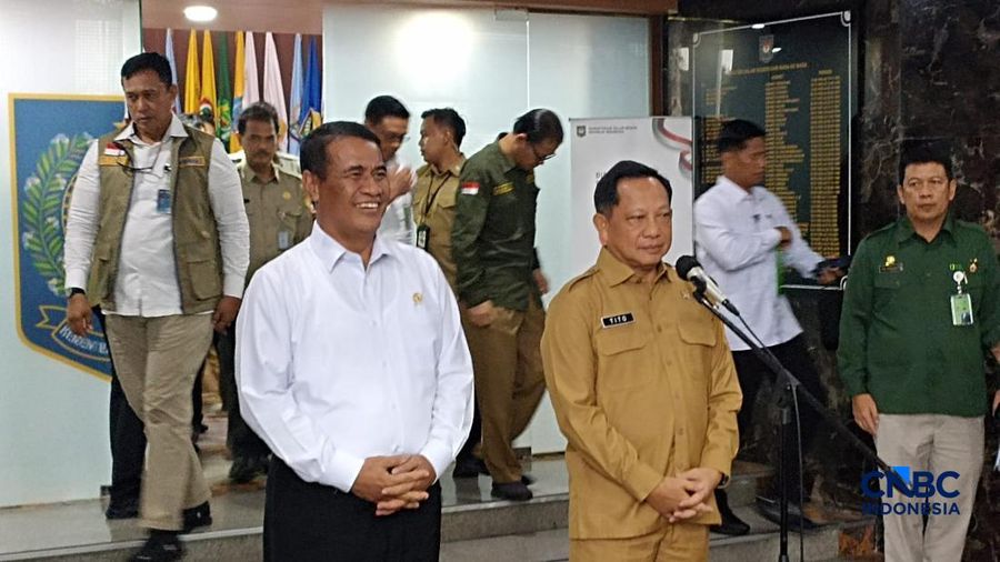 Menteri Pertanian Andi Amran Sulaiman dan Menteri Dalam Negeri Tito Karnavian menandatangani Surat Edaran bersama tentang pengelolaan sarana dan prasarana, serta ketenagaan penyuluhan pertanian dalam rangka swasembada pangan berkelanjutan di Jakarta,