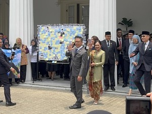 Momen Sugiono Pamit dari Kemlu, Diantar Menlu Tata hingga Dinyanyikan Pegawai