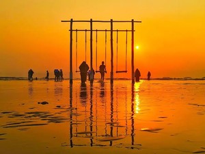 Berburu Sunrise di Pantai Kejawanan Cirebon, Bisa Ngapain Aja?
