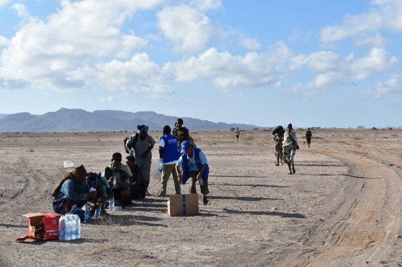 Sebagian badan kapal tampak mengapung setelah kapal tersebut terbalik saat mengangkut sekitar 305 orang dari Djibouti menuju Yaman&mdash;peristiwa yang menewaskan sedikitnya 109 migran, termasuk 15 anak-anak, dan menyebabkan lebih dari 116 orang lainnya hilang&mdash;menurut Organisasi Internasional untuk Migrasi (IOM) PBB pada 10 Oktober, di dekat Guhere, sebelah utara kota pelabuhan Obock, Djibouti, sebagaimana terlihat dalam foto yang dirilis pada 10 Oktober 2026 ini. (Kennedy Omondi Okoth/International Organization for Migration/Handout via REUTERS)