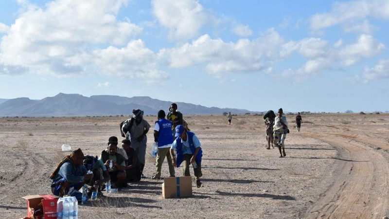Para pekerja Organisasi Internasional untuk Migrasi (IOM) menerima para migran setelah sebuah kapal yang mengangkut sekitar 305 orang terbalik saat berlayar dari Djibouti menuju Yaman—menyebabkan setidaknya 109 migran, termasuk 15 anak-anak, tewas dan lebih dari 116 orang lainnya hilang—di dekat Guhere, sebelah utara kota pelabuhan Obock, Djibouti, sebagaimana dilaporkan oleh IOM (badan PBB) pada 11 Oktober; foto ini dirilis pada 10 Oktober 2026.