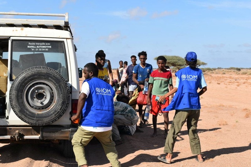 Sebagian badan kapal tampak mengapung setelah kapal tersebut terbalik saat mengangkut sekitar 305 orang dari Djibouti menuju Yaman&mdash;peristiwa yang menewaskan sedikitnya 109 migran, termasuk 15 anak-anak, dan menyebabkan lebih dari 116 orang lainnya hilang&mdash;menurut Organisasi Internasional untuk Migrasi (IOM) PBB pada 10 Oktober, di dekat Guhere, sebelah utara kota pelabuhan Obock, Djibouti, sebagaimana terlihat dalam foto yang dirilis pada 10 Oktober 2026 ini. (Kennedy Omondi Okoth/International Organization for Migration/Handout via REUTERS)