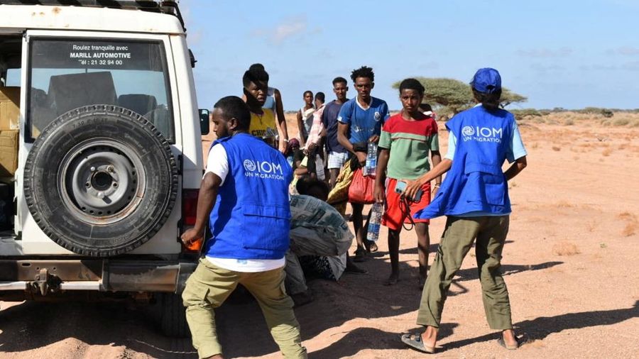 Para pekerja Organisasi Internasional untuk Migrasi (IOM) menerima para migran setelah sebuah kapal yang mengangkut sekitar 305 orang terbalik saat berlayar dari Djibouti menuju Yaman—menyebabkan setidaknya 109 migran, termasuk 15 anak-anak, tewas dan lebih dari 116 orang lainnya hilang—di dekat Guhere, sebelah utara kota pelabuhan Obock, Djibouti, sebagaimana dilaporkan oleh IOM (badan PBB) pada 11 Oktober; foto ini dirilis pada 10 Oktober 2026.