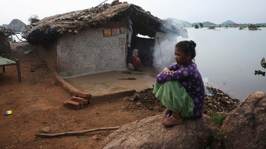 Pooja Adivasi, 18 tahun, duduk di dekat rumahnya yang sebagian terendam air setelah permukaan air Sungai Ken naik di dekat Bendungan Majhgawan di Ajaygarh, Madhya Pradesh, India, pada 19 September 2026.