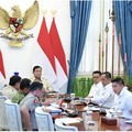 Presiden Prabowo Subianto memimpin rapat terbatas membahas penanganan kebakaran hutan dan lahan (karhutla) secara hybrid dari Istana Merdeka, Jakarta, Senin, 12 Oktober 2026. (Instagram/sekretariat.kabinet)