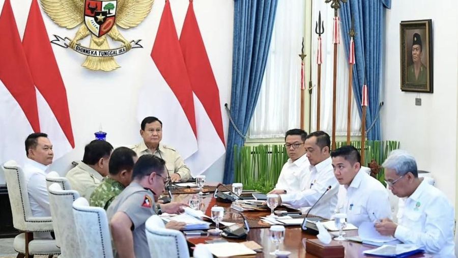 Presiden Prabowo Subianto memimpin rapat terbatas membahas penanganan kebakaran hutan dan lahan (karhutla) secara hybrid dari Istana Merdeka, Jakarta, Senin, 12 Oktober 2026. (Instagram/sekretariat.kabinet)