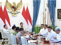 Presiden Prabowo Subianto memimpin rapat terbatas membahas penanganan kebakaran hutan dan lahan (karhutla) secara hybrid dari Istana Merdeka, Jakarta, Senin, 12 Oktober 2026. (Instagram/sekretariat.kabinet)