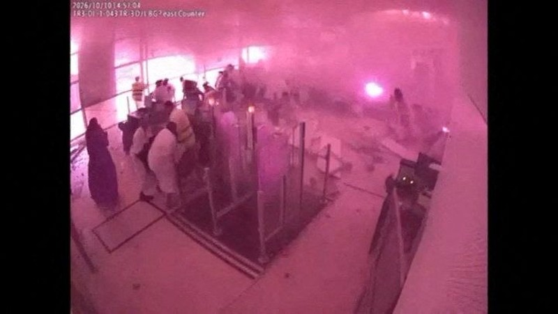 Rekaman pengawas memperlihatkan kepulan asap dan api serta reaksi orang-orang saat terjadi serangan di Bandara Internasional King Khalid di Riyadh, Arab Saudi, pada 10 Oktober 2026, dalam cuplikan dari video yang dirilis untuk umum ini. (Saudi Ministry of Media/Handout via REUTERS)