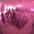 Rekaman pengawas memperlihatkan kepulan asap dan api serta reaksi orang-orang saat terjadi serangan di Bandara Internasional King Khalid di Riyadh, Arab Saudi, pada 10 Oktober 2026, dalam cuplikan dari video yang dirilis untuk umum ini. (Saudi Minist