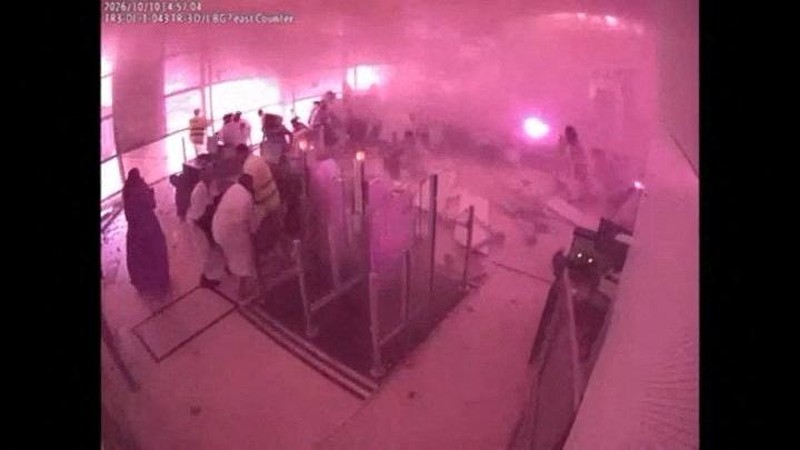 Rekaman pengawas memperlihatkan kepulan asap dan api serta reaksi orang-orang saat terjadi serangan di Bandara Internasional King Khalid di Riyadh, Arab Saudi, pada 10 Oktober 2026, dalam cuplikan dari video yang dirilis untuk umum ini. (Saudi Minist