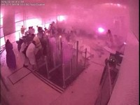 Rekaman pengawas memperlihatkan kepulan asap dan api serta reaksi orang-orang saat terjadi serangan di Bandara Internasional King Khalid di Riyadh, Arab Saudi, pada 10 Oktober 2026, dalam cuplikan dari video yang dirilis untuk umum ini. (Saudi Minist