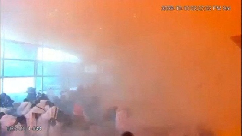 Rekaman pengawas memperlihatkan kepulan asap dan api serta reaksi orang-orang saat terjadi serangan di Bandara Internasional King Khalid di Riyadh, Arab Saudi, pada 10 Oktober 2026, dalam cuplikan dari video yang dirilis untuk umum ini. (Saudi Ministry of Media/Handout via REUTERS)