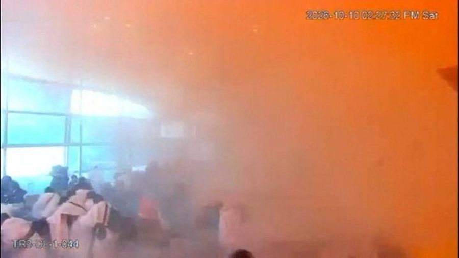 Rekaman pengawas memperlihatkan orang-orang bereaksi di tengah kepulan asap saat terjadi serangan di Bandara Internasional King Khalid di Riyadh, Arab Saudi, pada 10 Oktober 2026, dalam cuplikan dari video yang dirilis untuk umum ini.