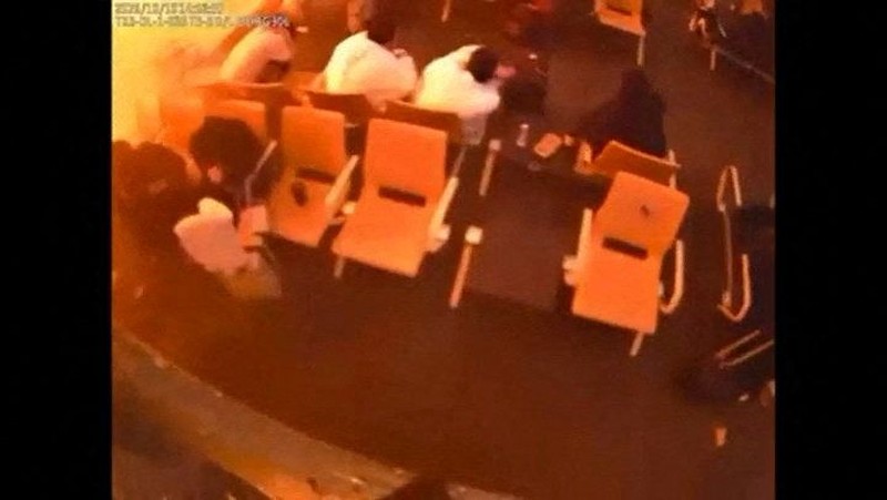 Rekaman pengawas memperlihatkan kepulan asap dan api serta reaksi orang-orang saat terjadi serangan di Bandara Internasional King Khalid di Riyadh, Arab Saudi, pada 10 Oktober 2026, dalam cuplikan dari video yang dirilis untuk umum ini. (Saudi Ministry of Media/Handout via REUTERS)