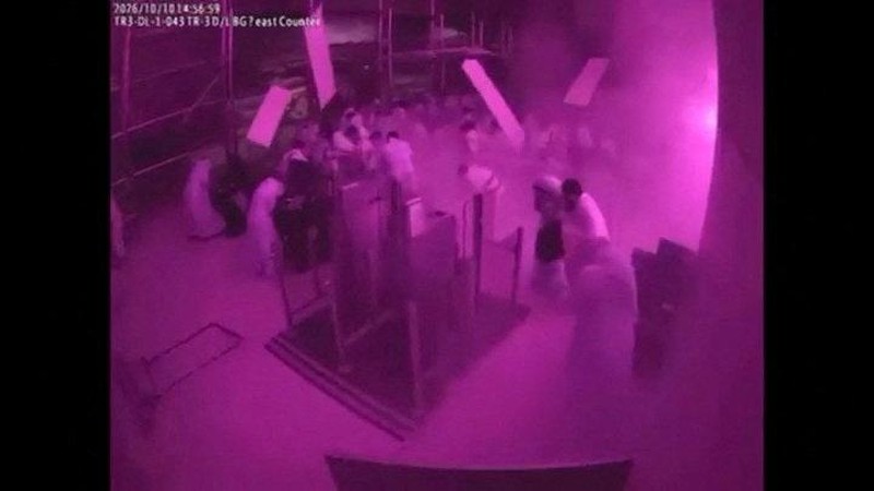 Rekaman pengawas memperlihatkan puing-puing berjatuhan saat orang-orang bereaksi pada saat terjadinya serangan di Bandara Internasional King Khalid di Riyadh, Arab Saudi, pada 10 Oktober 2026, dalam cuplikan dari video yang dirilis tersebut.