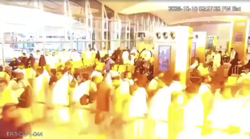 Foto kombinasi menunjukkan rekaman CCTV orang-orang yang mengantre tepat sebelum serangan terjadi (atas), dan orang-orang yang bereaksi di tengah asap pada saat serangan terjadi (bawah), di Bandara Internasional King Khalid di Riyadh, Arab Saudi, 10 Oktober 2026. (Saudi Ministry of Media/Handout via REUTERS)