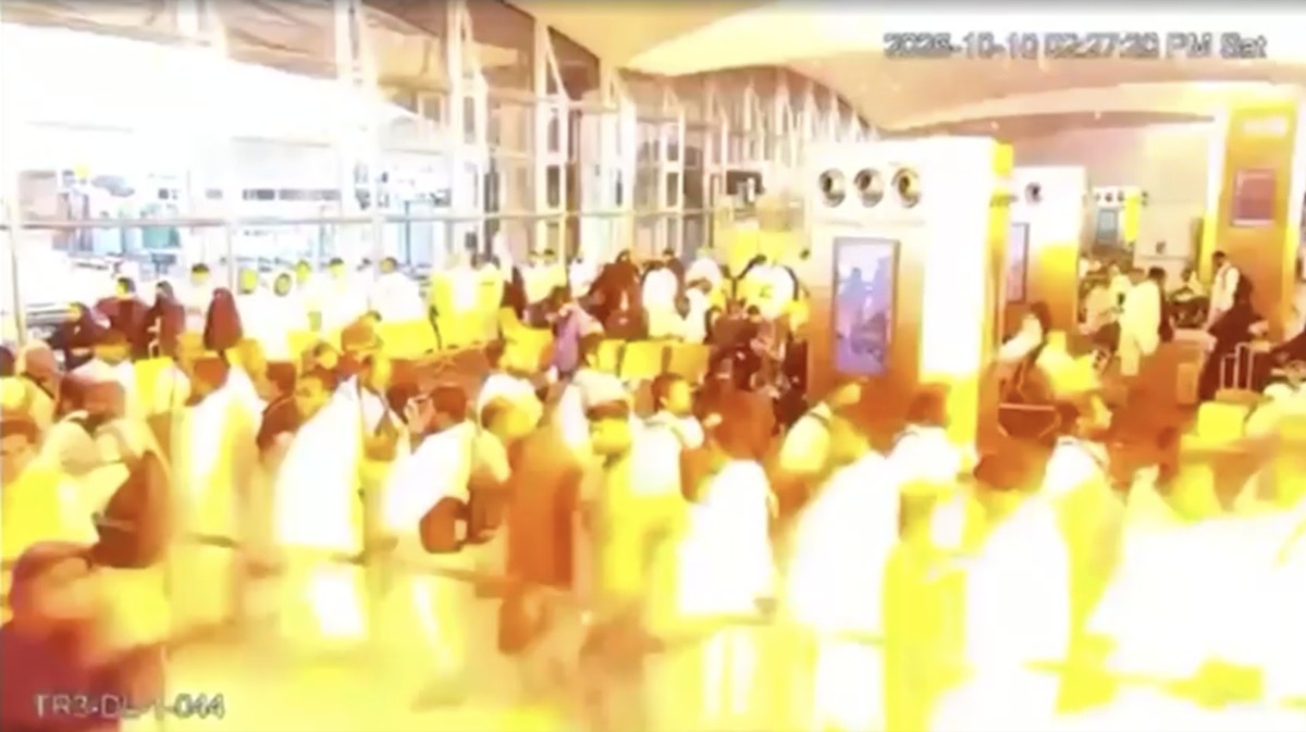 Potret Jemaah Umrah Berhamburan saat Serangan Hantam Bandara Riyadh