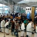 Rekaman pengawasan menunjukkan orang-orang mengantre tepat sebelum serangan terjadi di Bandara Internasional King Khalid di Riyadh, Arab Saudi, 10 Oktober 2026. (Saudi Ministry of Media/Handout via REUTERS)