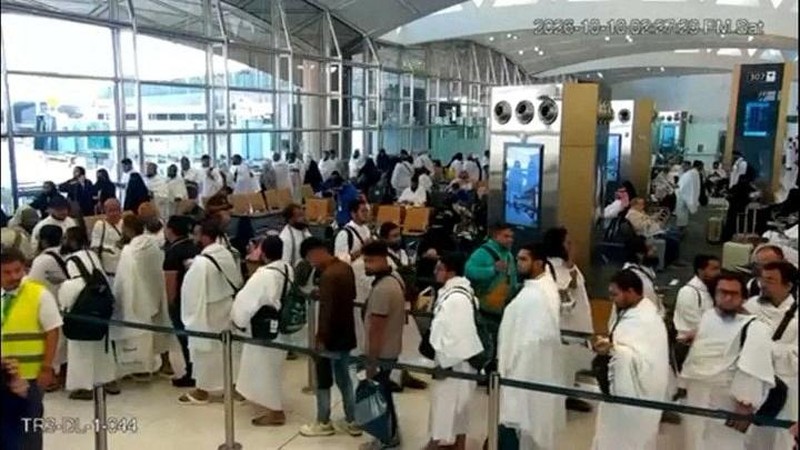 Rekaman pengawasan menunjukkan orang-orang mengantre tepat sebelum serangan terjadi di Bandara Internasional King Khalid di Riyadh, Arab Saudi, 10 Oktober 2026. (Saudi Ministry of Media/Handout via REUTERS)