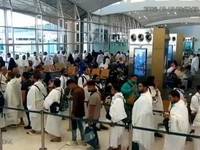 Rekaman pengawasan menunjukkan orang-orang mengantre tepat sebelum serangan terjadi di Bandara Internasional King Khalid di Riyadh, Arab Saudi, 10 Oktober 2026. (Saudi Ministry of Media/Handout via REUTERS)