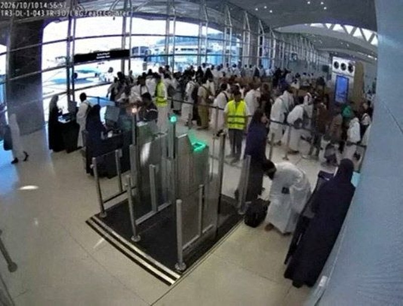 Foto kombinasi menunjukkan rekaman CCTV orang-orang yang mengantre tepat sebelum serangan terjadi (atas), dan orang-orang yang bereaksi di tengah asap pada saat serangan terjadi (bawah), di Bandara Internasional King Khalid di Riyadh, Arab Saudi, 10 Oktober 2026. (Saudi Ministry of Media/Handout via REUTERS)