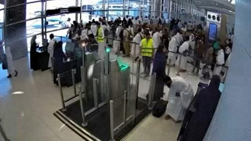 Rekaman pengawasan menunjukkan orang-orang mengantre tepat sebelum serangan terjadi di Bandara Internasional King Khalid di Riyadh, Arab Saudi, 10 Oktober 2026. (Saudi Ministry of Media/Handout via REUTERS)