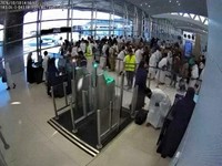 Rekaman pengawasan menunjukkan orang-orang mengantre tepat sebelum serangan terjadi di Bandara Internasional King Khalid di Riyadh, Arab Saudi, 10 Oktober 2026. (Saudi Ministry of Media/Handout via REUTERS)