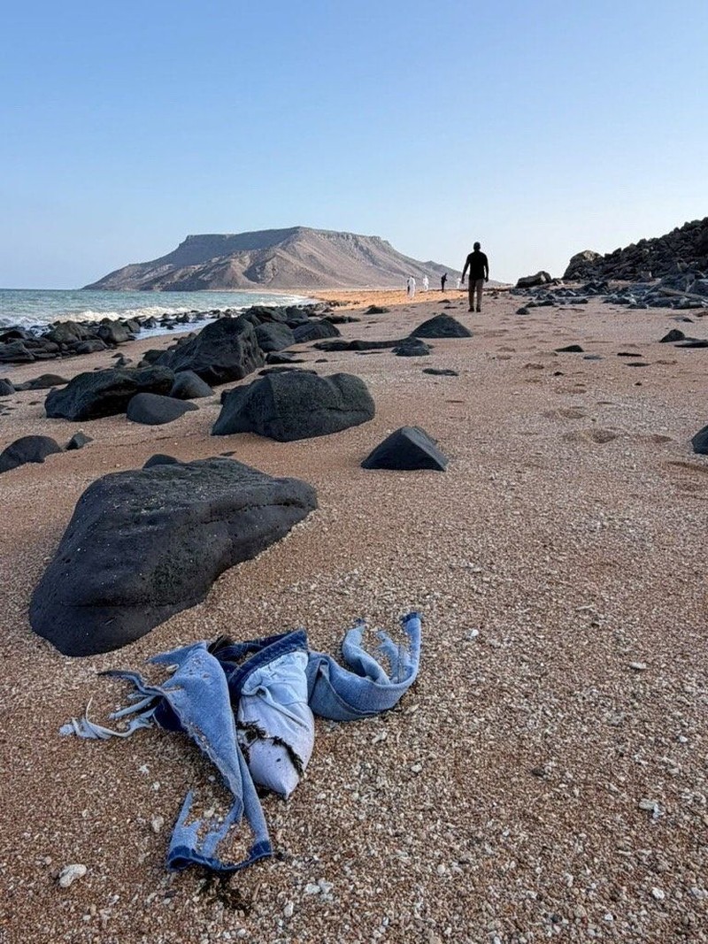 Sebagian badan kapal tampak mengapung setelah kapal tersebut terbalik saat mengangkut sekitar 305 orang dari Djibouti menuju Yaman&mdash;peristiwa yang menewaskan sedikitnya 109 migran, termasuk 15 anak-anak, dan menyebabkan lebih dari 116 orang lainnya hilang&mdash;menurut Organisasi Internasional untuk Migrasi (IOM) PBB pada 10 Oktober, di dekat Guhere, sebelah utara kota pelabuhan Obock, Djibouti, sebagaimana terlihat dalam foto yang dirilis pada 10 Oktober 2026 ini. (Kennedy Omondi Okoth/International Organization for Migration/Handout via REUTERS)