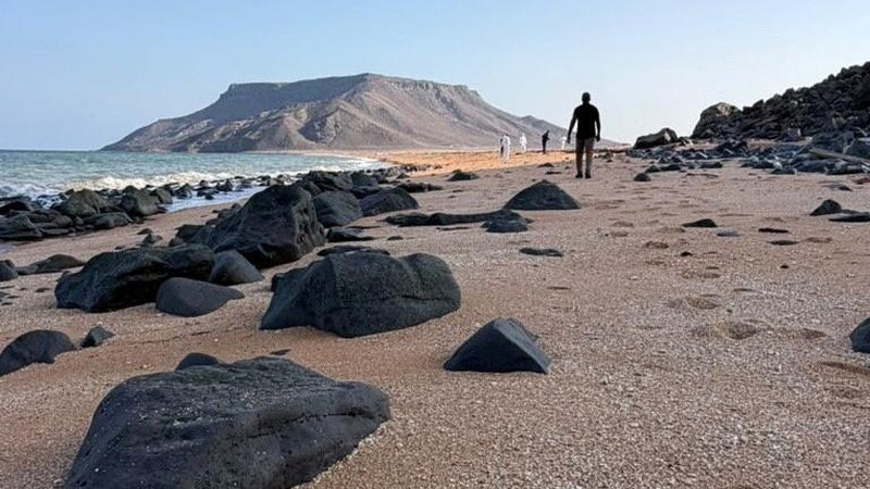 Sebuah celana panjang yang diduga milik seorang migran tergeletak di tepi pantai setelah sebuah kapal yang mengangkut sekitar 305 orang terbalik saat berlayar dari Djibouti menuju Yaman—peristiwa yang menewaskan sedikitnya 109 migran, termasuk 15 anak-anak, dan menyebabkan lebih dari 116 orang lainnya hilang—menurut Organisasi Internasional untuk Migrasi (IOM) PBB pada 11 Oktober, di dekat Guhere, sebelah utara kota pelabuhan Obock, Djibouti, sebagaimana terlihat dalam foto yang dirilis pada 10 Oktober 2026 ini.