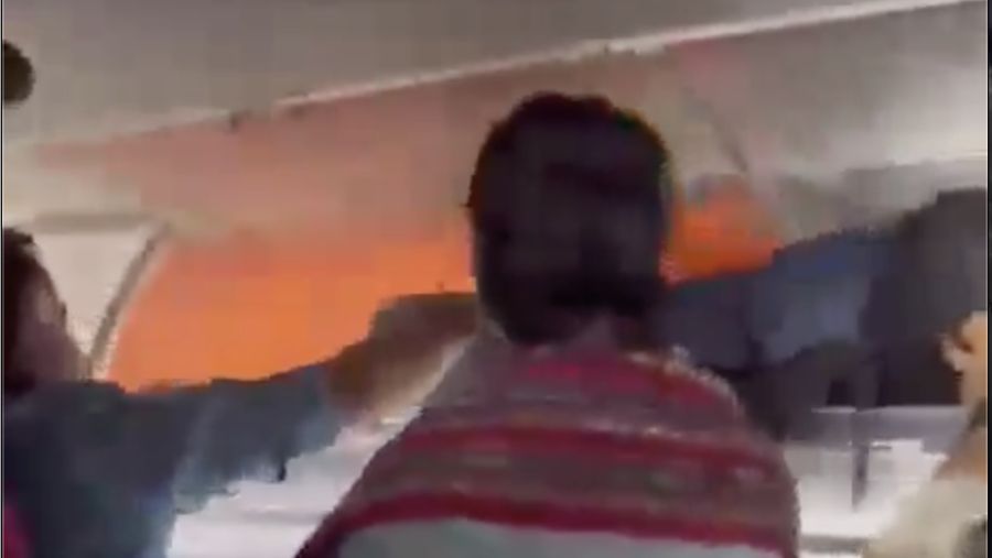 Sebuah pesawat IndiGo yang melayani rute New Delhi-Chennai, India, terpaksa melakukan pendaratan darurat setelah power bank milik penumpang dilaporkan terbakar di tengah penerbangan. (Tangkapan Layar X/@sudhakarudumula)