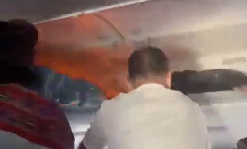 Sebuah pesawat IndiGo yang melayani rute New Delhi-Chennai, India, terpaksa melakukan pendaratan darurat setelah power bank milik penumpang dilaporkan terbakar di tengah penerbangan. (Tangkapan Layar X/@sudhakarudumula)