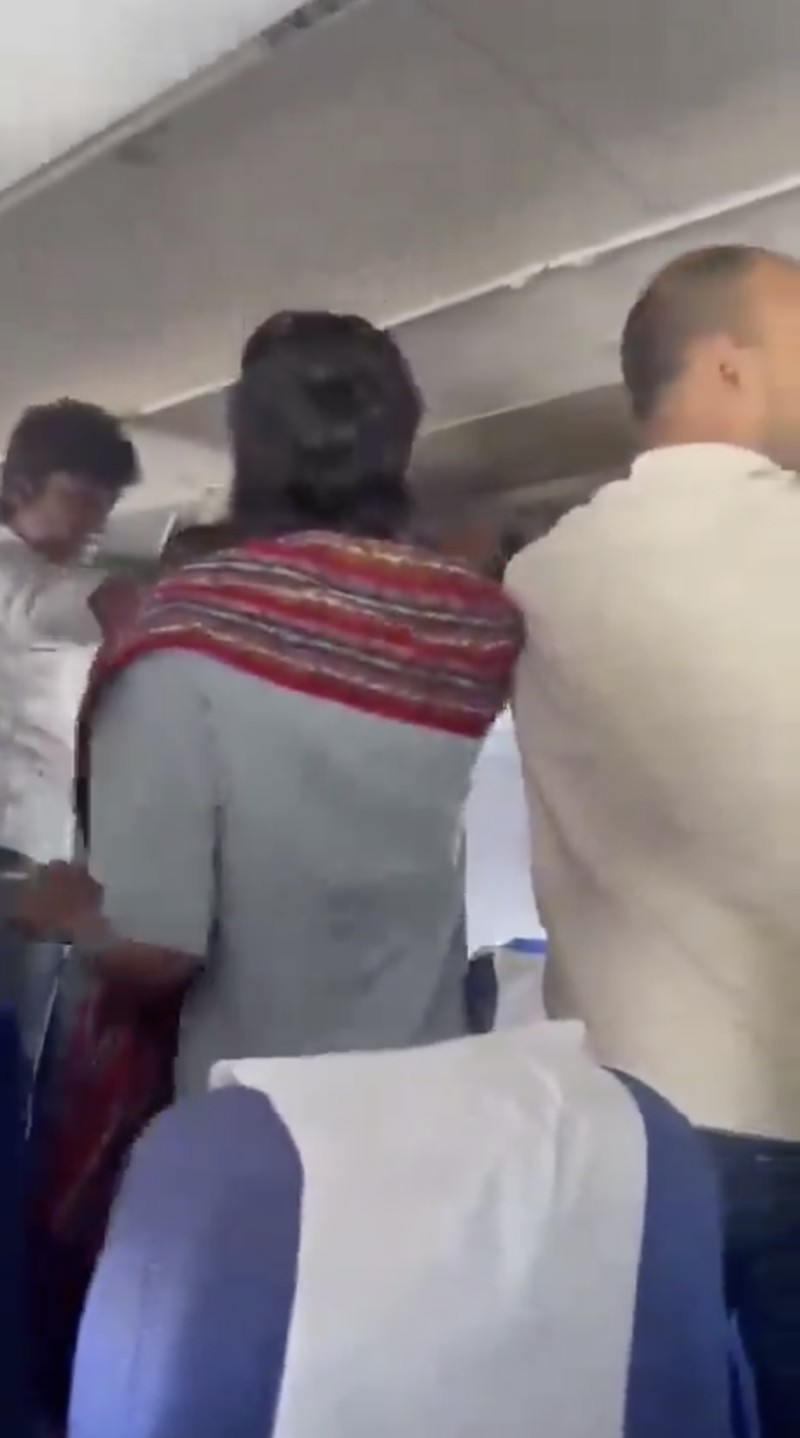 Sebuah pesawat IndiGo yang melayani rute New Delhi-Chennai, India, terpaksa melakukan pendaratan darurat setelah power bank milik penumpang dilaporkan terbakar di tengah penerbangan. (Tangkapan Layar X/@sudhakarudumula)