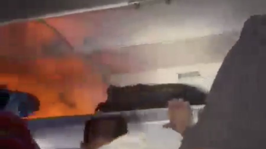 Sebuah pesawat IndiGo yang melayani rute New Delhi-Chennai, India, terpaksa melakukan pendaratan darurat setelah power bank milik penumpang dilaporkan terbakar di tengah penerbangan. (Tangkapan Layar X/@sudhakarudumula)