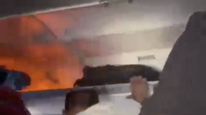 Sebuah pesawat IndiGo yang melayani rute New Delhi-Chennai, India, terpaksa melakukan pendaratan darurat setelah power bank milik penumpang dilaporkan terbakar di tengah penerbangan. (Tangkapan Layar X/@sudhakarudumula)