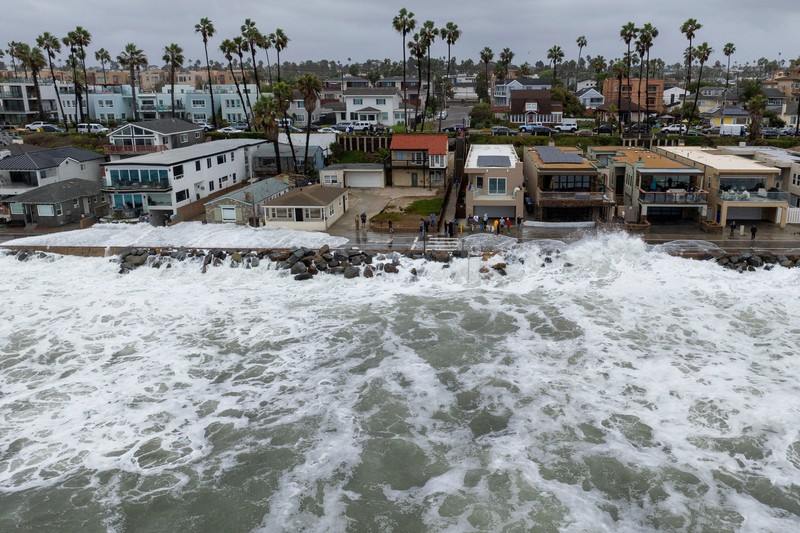 Sebuah tayangan drone memperlihatkan ombak laut akibat Siklon Pasca-Tropis Rachel saat menghantam garis pantai di Oceanside, California, AS, pada 11 Oktober 2026. (REUTERS/Mike Blake)