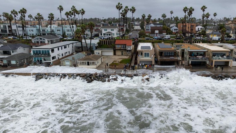 Sebuah tayangan drone memperlihatkan ombak laut akibat Siklon Pasca-Tropis Rachel saat menghantam garis pantai di Oceanside, California, AS, pada 11 Oktober 2026. (REUTERS/Mike Blake)