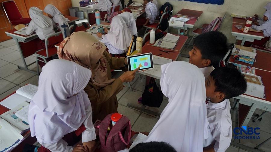 Sejumlah siswa kelas 2 mengikuti kegiatan belajar mengajar menggunakan tablet pintar di SD Negeri Kukusan, Beji, Depok, Jawa Barat, Senin (12/10/2026).