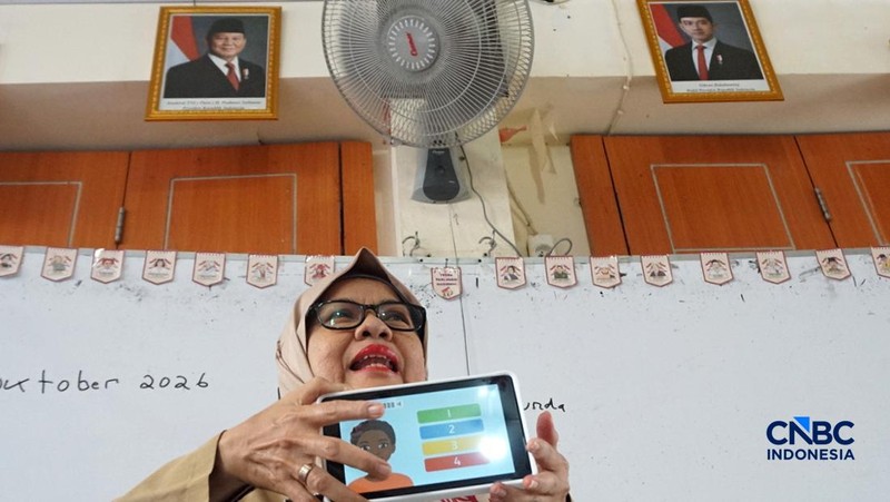 Sejumlah siswa kelas 2 mengikuti kegiatan belajar mengajar menggunakan tablet pintar di SD Negeri Kukusan, Beji, Depok, Jawa Barat, Senin (12/10/2026).