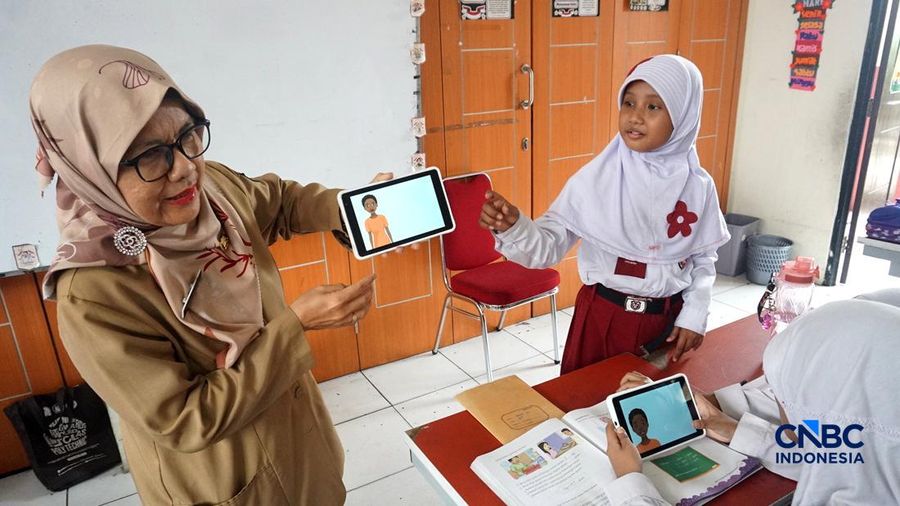 Sejumlah siswa kelas 2 mengikuti kegiatan belajar mengajar menggunakan tablet pintar di SD Negeri Kukusan, Beji, Depok, Jawa Barat, Senin (12/10/2026).
