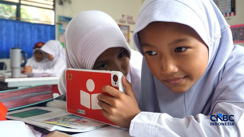 Sejumlah siswa kelas 2 mengikuti kegiatan belajar mengajar menggunakan tablet pintar di SD Negeri Kukusan, Beji, Depok, Jawa Barat, Senin (12/10/2026).