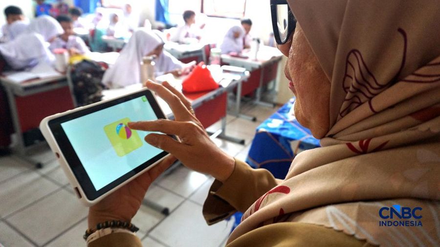 Sejumlah siswa kelas 2 mengikuti kegiatan belajar mengajar menggunakan tablet pintar di SD Negeri Kukusan, Beji, Depok, Jawa Barat, Senin (12/10/2026).