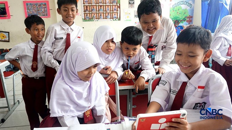 Sejumlah siswa kelas 2 mengikuti kegiatan belajar mengajar menggunakan tablet pintar di SD Negeri Kukusan, Beji, Depok, Jawa Barat, Senin (12/10/2026). (CNBC Indonesia/Muhammad Sabki)