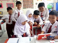 Sejumlah siswa kelas 2 mengikuti kegiatan belajar mengajar menggunakan tablet pintar di SD Negeri Kukusan, Beji, Depok, Jawa Barat, Senin (12/10/2026). (CNBC Indonesia/Muhammad Sabki)