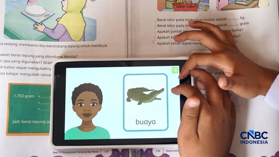 Sejumlah siswa kelas 2 mengikuti kegiatan belajar mengajar menggunakan tablet pintar di SD Negeri Kukusan, Beji, Depok, Jawa Barat, Senin (12/10/2026). (CNBC Indonesia/Muhammad Sabki)