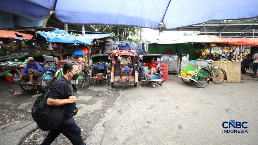Seorang tukang becak mengantar seorang penumpang menggunakan becak listrik di Pasar Depok Jaya, Jawa Barat, Senin (12/10/2026).
